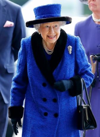 ascot, verenigd koninkrijk 16 oktober embargo voor publicatie in Britse kranten tot 24 uur na aanmaakdatum en tijd koningin elizabeth ii woont qipco british champions day bij op de renbaan van ascot op 16 oktober 2021 in ascot, engeland foto door max mumbyindigogetty afbeeldingen