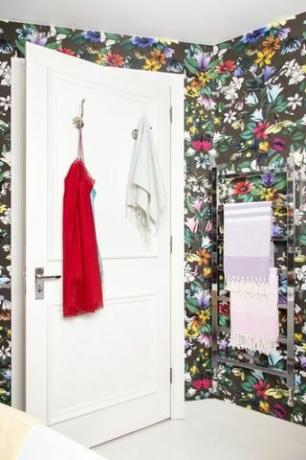 Gewaagd bloemenbehang - badkamersmakeover