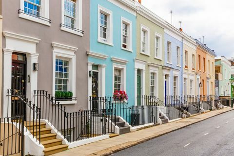 straat in woonwijk met rijtjeshuizen in Londen, VK