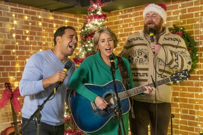 henry, sarah en david zingen in een lokale karaokebar in laurel, mississippi, zoals te zien op een kerstopendeurdag, speciaal