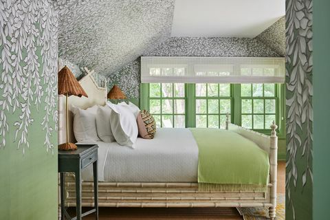 groene muren met witte bloemen en groen en wit beddengoed