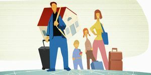 Familie dragende huis en bagage