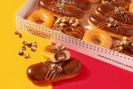 Krispy Kreme heeft zojuist drie Twix-donuts onthuld en één is gevuld met een snoepreep op ware grootte