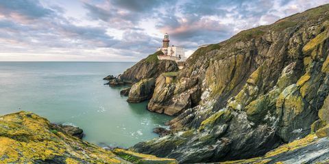 Baily vuurtoren, Howth, County Dublin, Ierland, Europa. Panoramisch uitzicht op de klif en de vuurtoren bij zonsopgang.