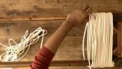 Mikel Welch maakt een mooie doe-het-touwbank van een goedkope tafel