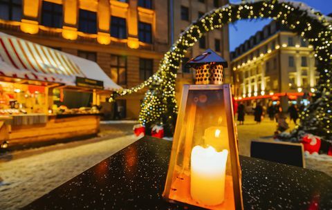 Lantaarn voor ingang van kerstmarkt