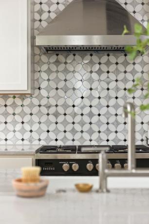 zwarte en grijze backsplash