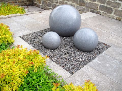 Tuinontwerp met stenen ballen