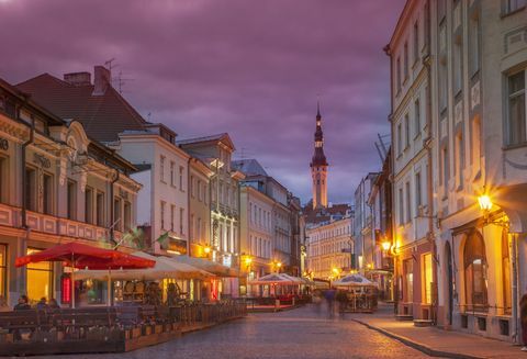 Verlichte straat in stadsgezicht, Tallin, Estland