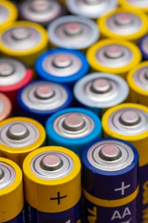 veel gebruikte aa elektrische batterijen, rechtop opgesteld en van bovenaf bekeken concepten van energieverspilling en batterijrecycling