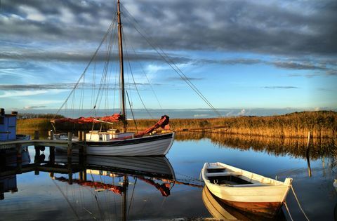 Denemarken: boten in een kleine haven in Bjerregård aan de westkust van Jutland