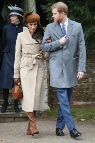 Prins Harry Meghan Markle bij sandringham van kerkkerstmis