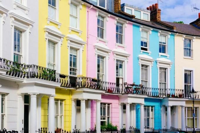 veelkleurige levendige huizen in de wijk primrose hill, londen, uk