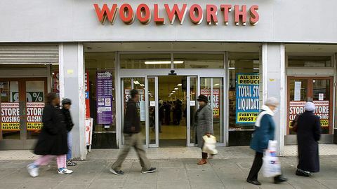Shoppers lopen langs een Woolworths-winkel