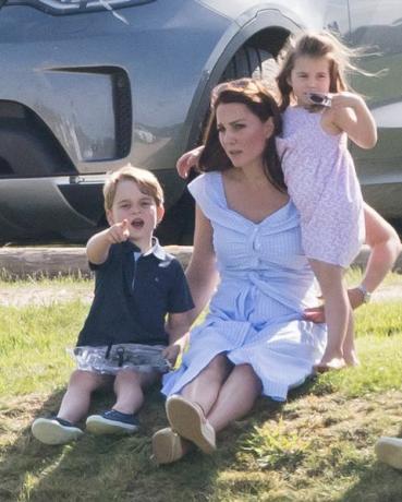 Prince George en Princess Charlotte Speel met Kate Middleton