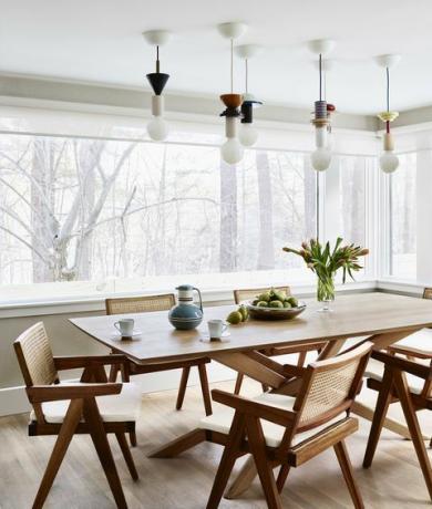 eetkamer, houten eettafel met houten eetkamerstoelen, plafondlampen, houten vloeren