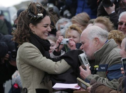 Kate Middleton heeft haar hand gekust door een koninklijke fan