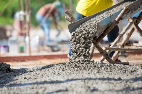 Beton gieten op de bouwplaats