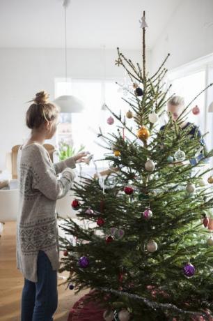 Meisjes versieren kerstboom