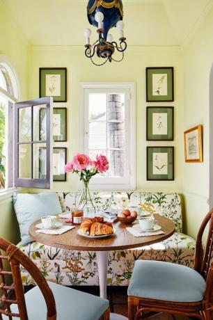 Kevin Isbell, ontbijthoek, tafel, houten stoelen, groen geschilderde muren