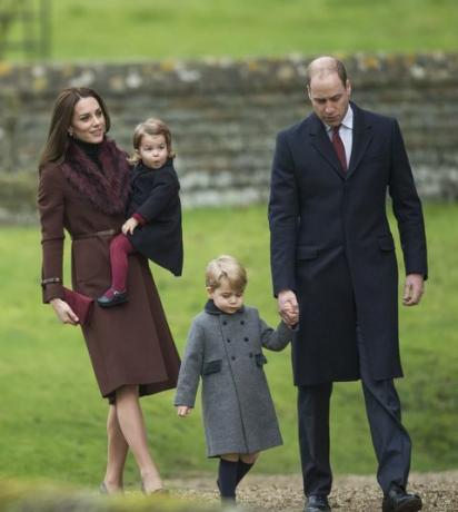 Prins William, Kate Middleton, Prins George en prinses Charlotte gaan op eerste kerstdag naar de kerk