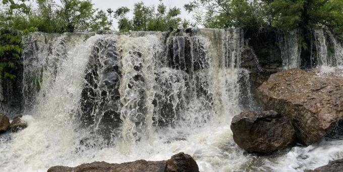 schilderachtig uitzicht op de waterval tegen de hemel, parsons, kansas, verenigde staten, vs