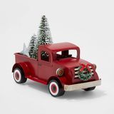 Kleine vrachtwagen met kerstboom decoratieve figuur rood