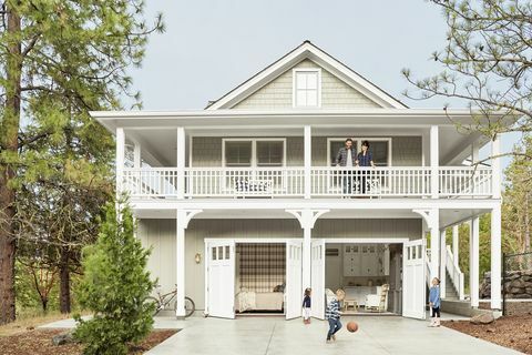 buitenkant van een verbouwde garage in cottage-stijl