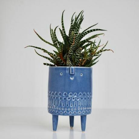 Kleine blauwe driepoot plantenbak van AtelierStellaCeramic, etsy.com, £ 55