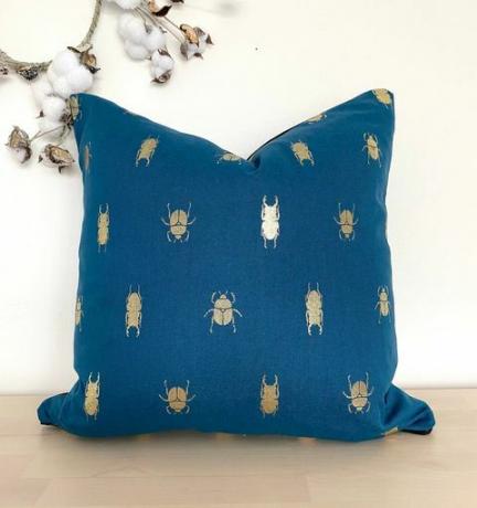 Insectenkussen in marineblauw van etsy