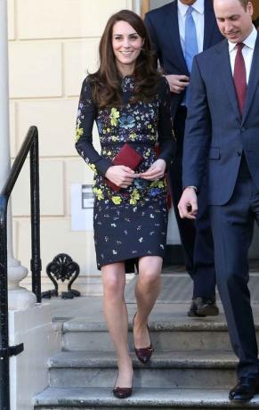 Hertogin Kate draagt ​​een gebloemde Erdem-jurk in een klassiek silhouet en combineert de look met een Mulberry-clutch en lederen franjespompen.