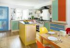 Deze veelkleurige keuken herinnert eraan dat onze woonruimtes functioneel en leuk kunnen zijn