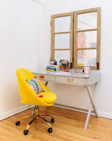 gele stoel, bureau