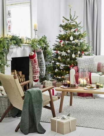 ingerichte woonkamer met kousen en een kerstboom