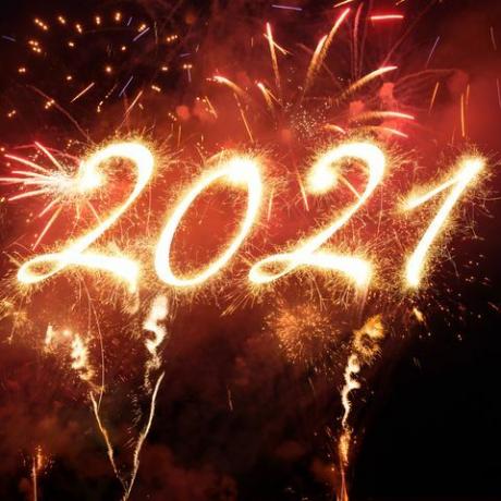 sparkler gelukkig nieuwjaar 2021 met vuurwerk