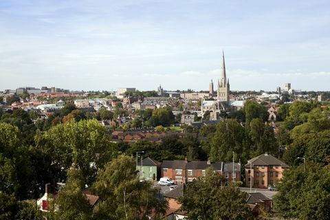 een uitzicht over de stad Norwich, in Norfolk, Engeland, vanaf de heide van de muis, de belangrijkste historische gebouwen die hier te zien zijn, zijn van links naar rechts, st peter mancroft kerk, het stadhuis van norwich, de kathedraal van norwich en de rooms-katholieke katholieke kerk van norwich veel oude gebouwen kunnen ook zijn gezien