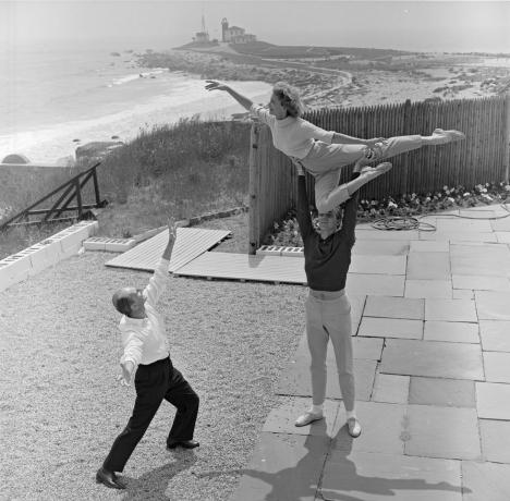 Rebekah Harkness en haar Harkness-ballet op haar landgoed in Watch Hill, Ri, 1964 foto door jack mitchellgetty images