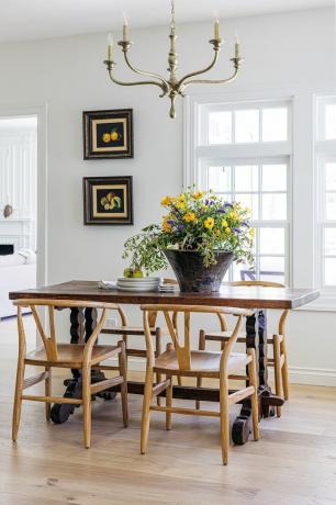 houten tafel in lichte kamer