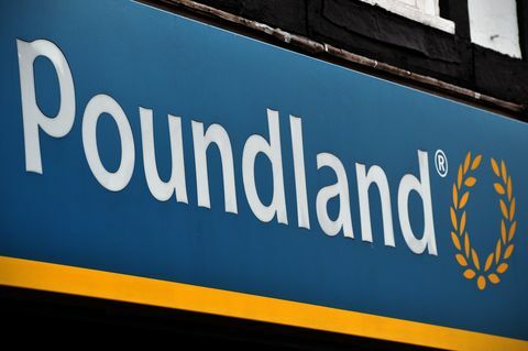 een bord is afgebeeld op de buitenkant van een Poundland-winkel in Zuid-Londen op 19 februari 2014 de Britse keten Poundland, die een verscheidenheid aan producten aanbiedt voor één gbp 122 euro, aangekondigd op 18 februari zijn IPO op de Londense markt voor maart afp foto carl court foto door carl court afp foto door carl courtafp via getty afbeeldingen