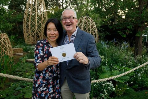 ontwerpers chin jung chen en peter chmiel poseren met hun gouden award voor de guangzhou china guangzhou tuin op rhs chelsea flower show 2021, dinsdag 21 september 2021 is de show wordt voor het eerst gehouden in de herfst, in de nasleep van de covid-pandemie, er zijn beperkte tickets beschikbaar voor deze eenmalige rhs-show, die dinsdagavond open gaat voor het publiek macgregor