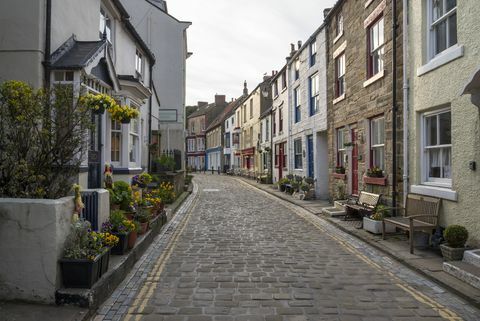 Hoofdstraat in het dorp Staithes, North Yorkshire, Engeland