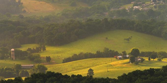 mistige zonsopgang boven glooiende groene heuvels van middlesboro, kentucky