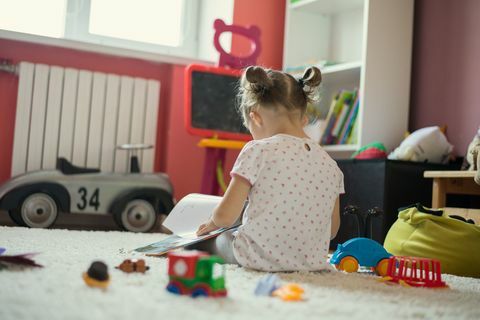 Het boek van de meisjelezing in de kinderkamer.