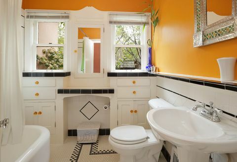 Helder oranje en witte kleurrijke moderne badkamer