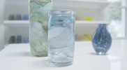Het geblazen glas van Cheryl Saban is prachtige kunst voor het dagelijks leven