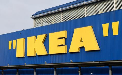 De IKEA Store in Wembley Londen heeft aanhalingstekens geplaatst rond zijn iconische teken, ter gelegenheid van de lancering van de langverwachte MARKERAD-collectie, die is gedaan in samenwerking met ontwerper Virgil Abloh