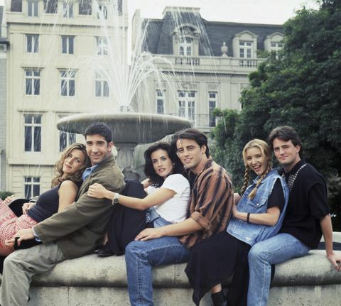 vrienden seizoen 1 afgebeeld l r jennifer aniston als rachel green, david schwimmer als ross geller, courteney cox als monica geller, matt leblanc als joey tribbiani, lisa kudrow als phoebe buffay, matthew perry als chandler bing foto door reisig taylornbcu photo banknbcuniversal via getty images via getty afbeeldingen