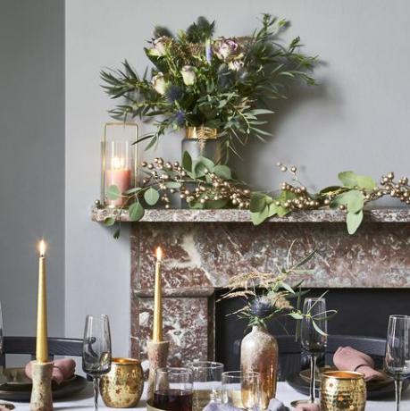 kerst versierde tafel door een mantel stuk tinnen platen op schoorsteenmantelkandelaar, Â £ 39, west iep vaas, Â £ 75 voor twee, cox cox boeket, Â £ 38, bloom wild tafel, Â£719 stoelen, Â£229 elk beide willis gambier tafelkleden, Â£75, biggenkussen, Â£18, barker stonehouse onderzetter, Â£16 bestekset, Â35 pond beide debenhams karaf, Â£6750 champagnefluiten, Â £ 1450 per dienblad, Â £ 9550 vaas, Â £ 32 kandelaars, Â £ 7640 voor vier alle broste copenhagen kaarsen, Â £ 450 per stuk, nieuwsgierige eierlichthouders, Â £ 10 per stuk, National Trust Shop dinerborden,, £ 10 per stuk, habitatsaladeborden, Â £ 10 per stuk, west iep bekers, Â £ 33 voor zes, neptune cakestand, Â 28 onderzetters, Â £ 32 voor vier beide rowen winterkoninkje roze servetten, Â£549 per stuk, linnenme grijs servet, Â£18 voor twee, krijt pinklinen company mince pies, Â£799 voor zes, daylesfordcadeaupapier, Â£3 vel, rowen wren messing schaaltje Â£32 voor vier, broste copenhagen