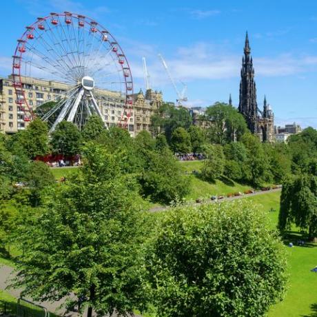 reuzenrad en scott monument in park in edinburgh