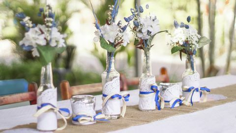 Kandelaar en bloemstuk op tuintafel